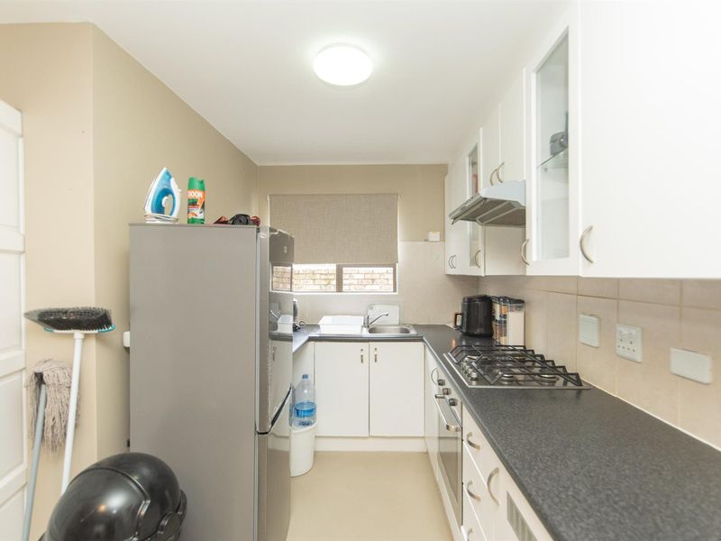 Stylish Lock Up and Go 2 Bedroom Townhouse in Richmond Hill, Port Elizabeth - Photo 4