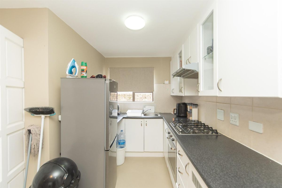 Stylish Lock Up and Go 2 Bedroom Townhouse in Richmond Hill, Port Elizabeth - Photo 4