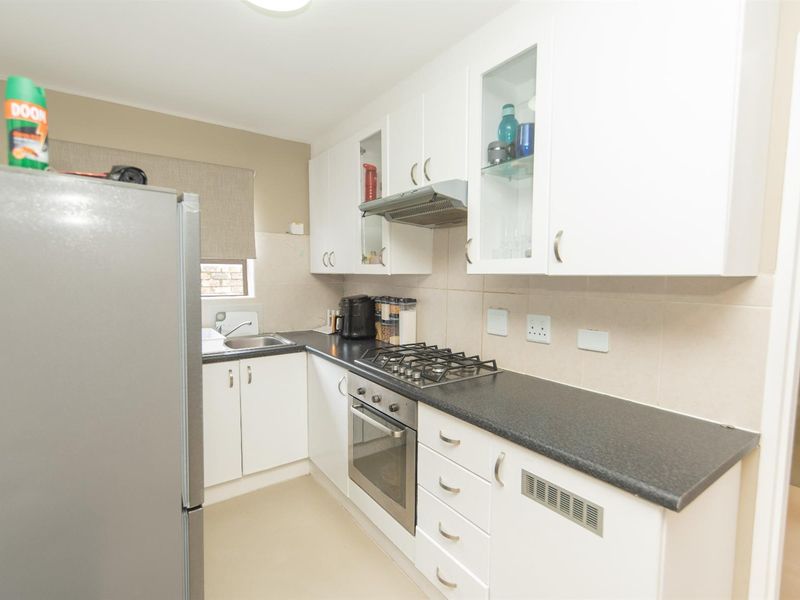 Stylish Lock Up and Go 2 Bedroom Townhouse in Richmond Hill, Port Elizabeth - Photo 5