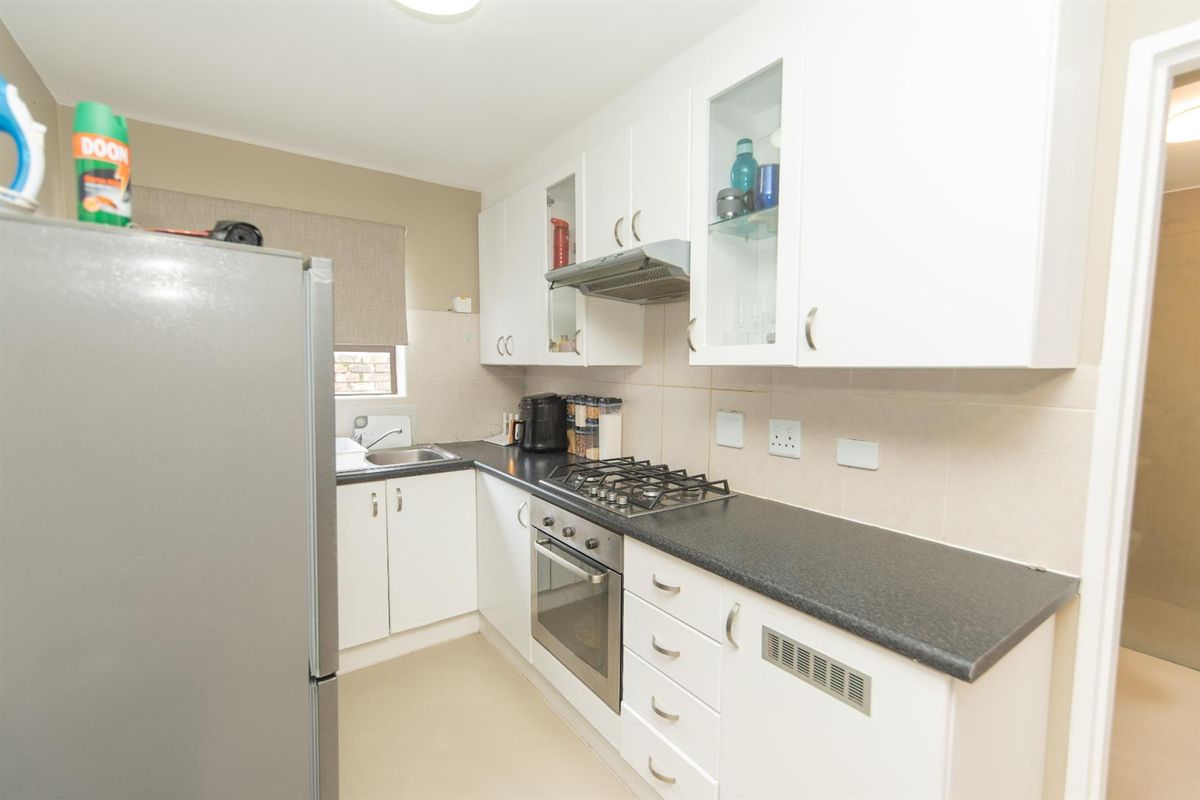 Stylish Lock Up and Go 2 Bedroom Townhouse in Richmond Hill, Port Elizabeth - Photo 5