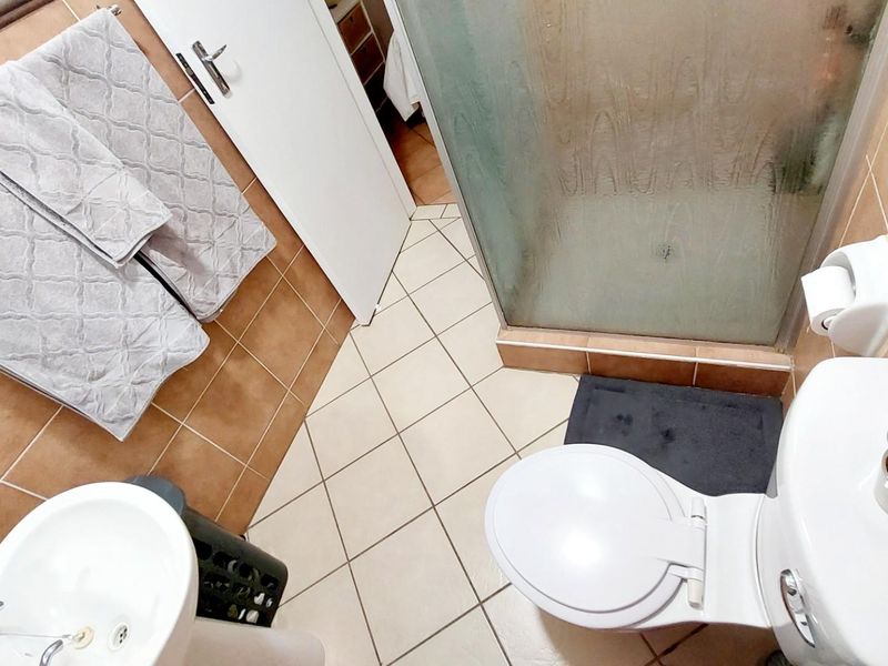 Rare Find: 2 Bedroom, 2 Bathroom, Double Garage Unit in Olympus/Boardwalk for Sale - Photo 8