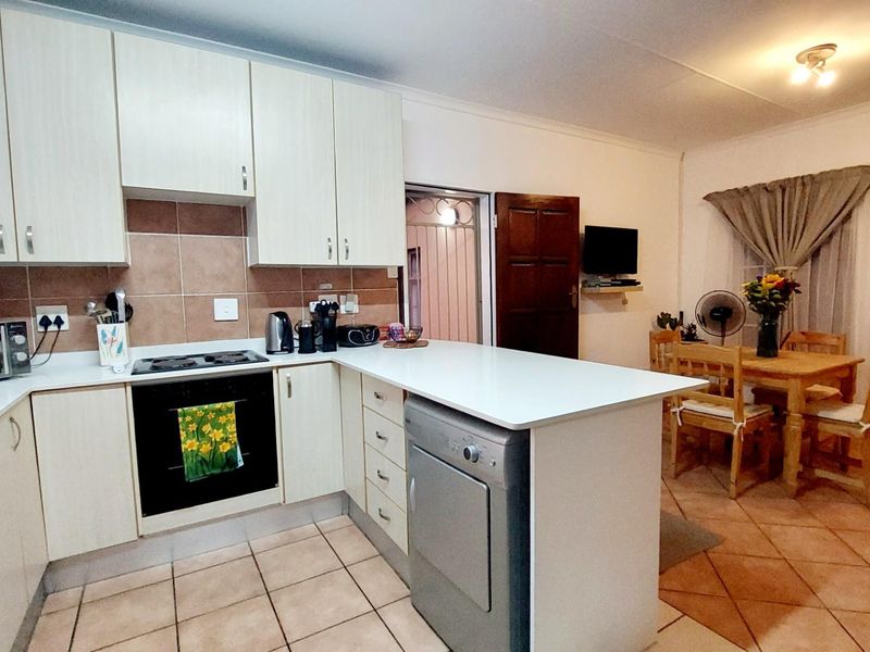 Rare Find: 2 Bedroom, 2 Bathroom, Double Garage Unit in Olympus/Boardwalk for Sale - Photo 6