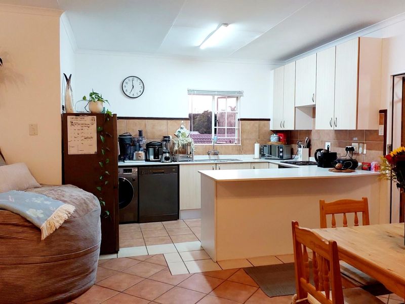 Rare Find: 2 Bedroom, 2 Bathroom, Double Garage Unit in Olympus/Boardwalk for Sale - Photo 4