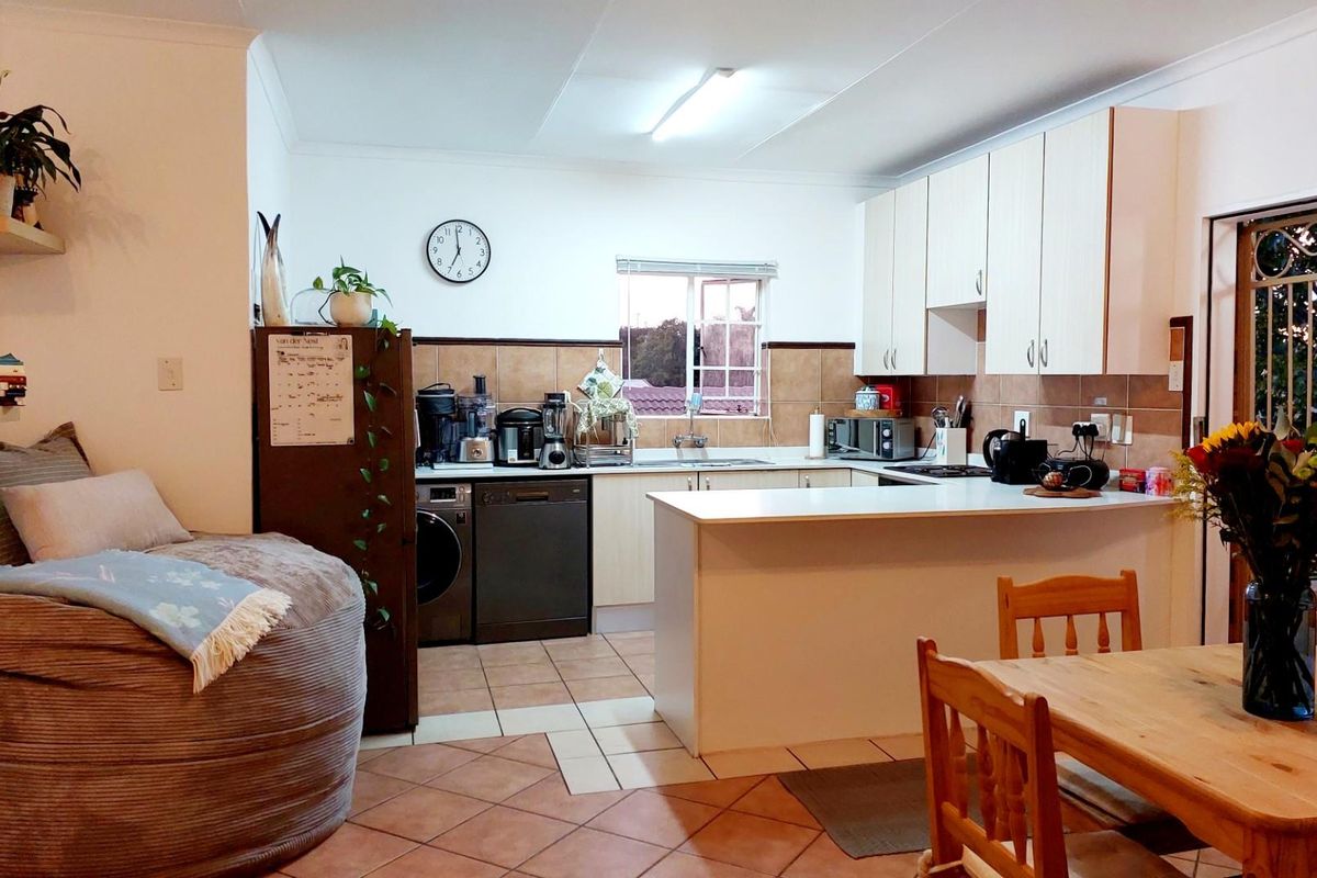 Rare Find: 2 Bedroom, 2 Bathroom, Double Garage Unit in Olympus/Boardwalk for Sale - Photo 4