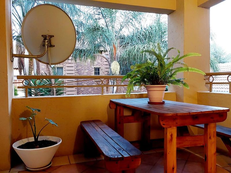 Rare Find: 2 Bedroom, 2 Bathroom, Double Garage Unit in Olympus/Boardwalk for Sale - Photo 3