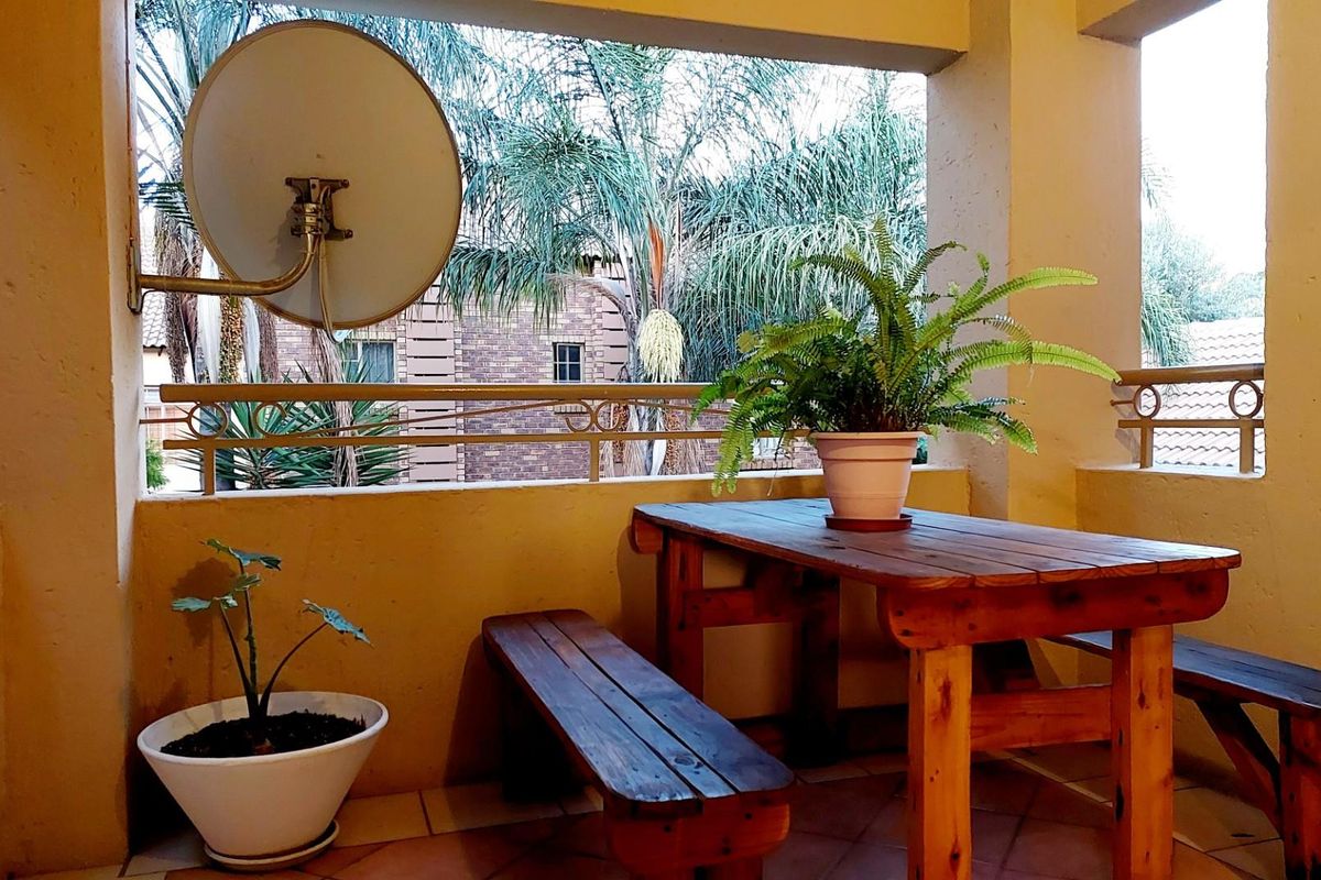 Rare Find: 2 Bedroom, 2 Bathroom, Double Garage Unit in Olympus/Boardwalk for Sale - Photo 3