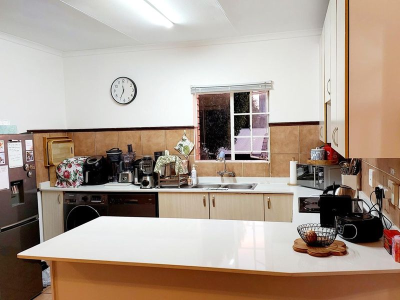 Rare Find: 2 Bedroom, 2 Bathroom, Double Garage Unit in Olympus/Boardwalk for Sale - Photo 5