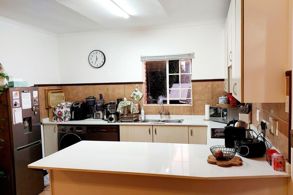 Rare Find: 2 Bedroom, 2 Bathroom, Double Garage Unit in Olympus/Boardwalk for Sale - Photo 5