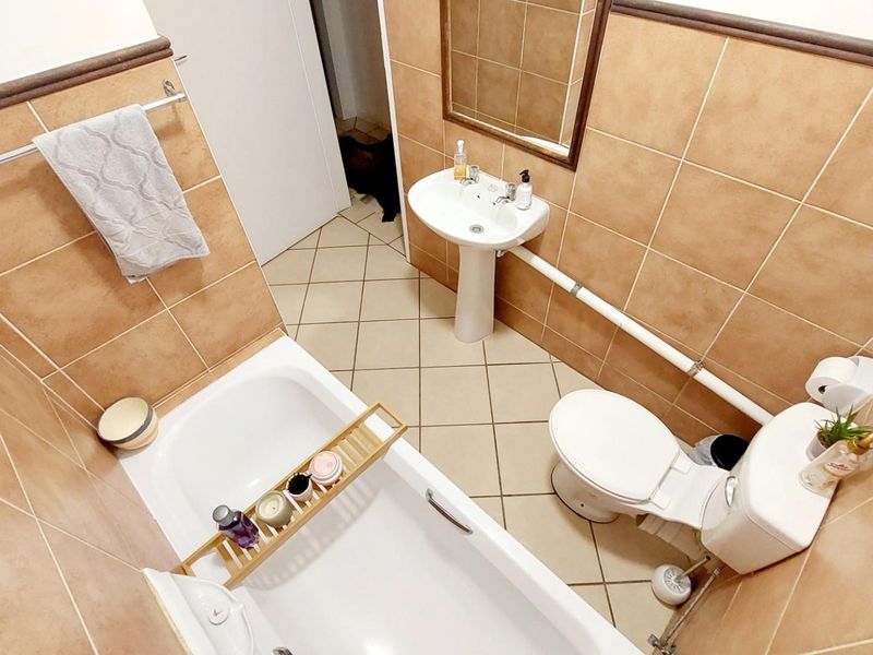 Rare Find: 2 Bedroom, 2 Bathroom, Double Garage Unit in Olympus/Boardwalk for Sale - Photo 10