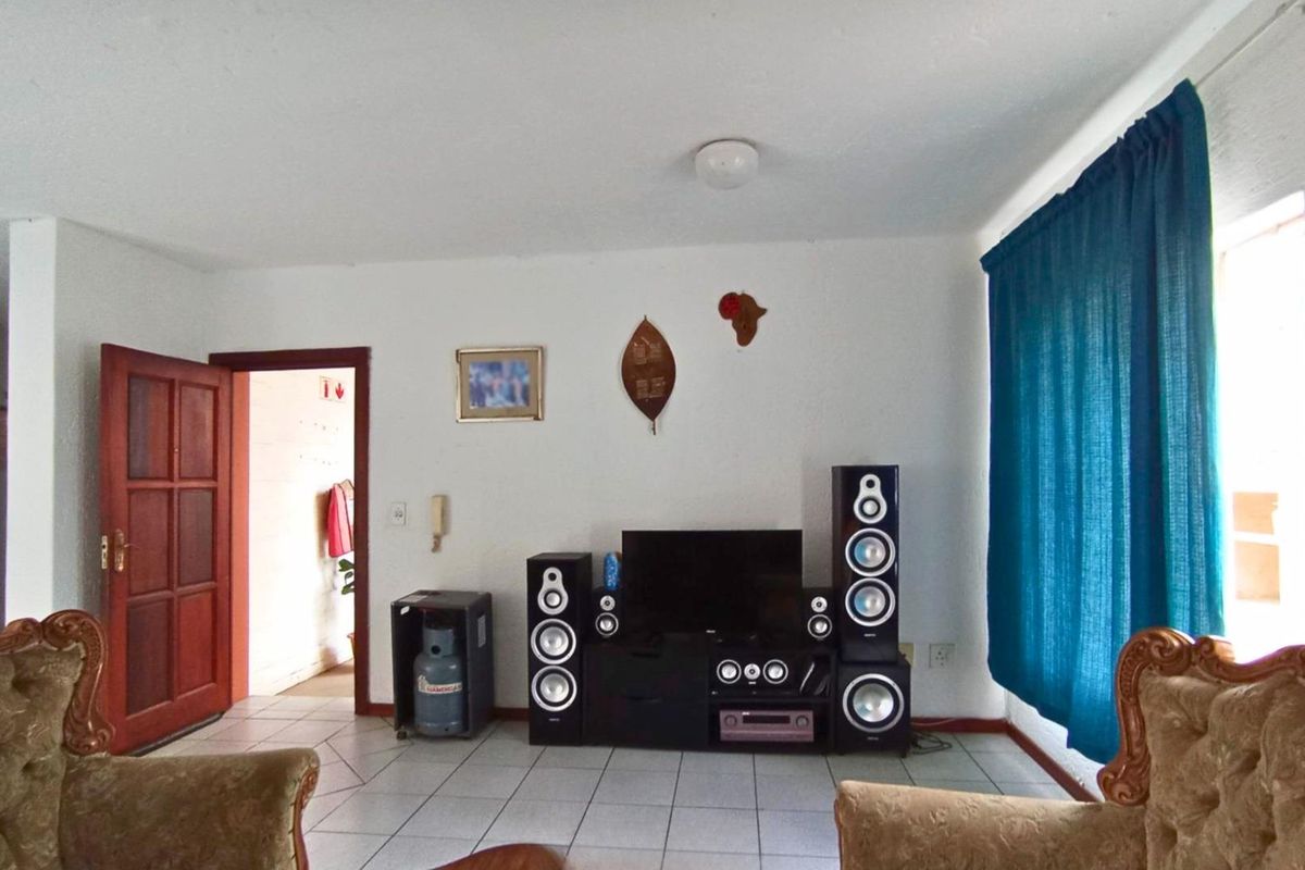 Apartment For Sale in Rosettenville, Johannesburg - Photo 4