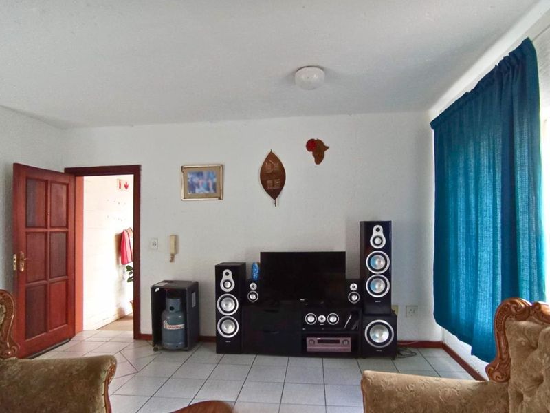 Apartment For Sale in Rosettenville, Johannesburg - Photo 4