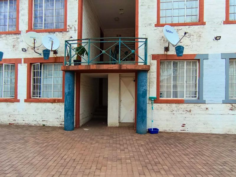 Apartment For Sale in Rosettenville, Johannesburg - Photo 2
