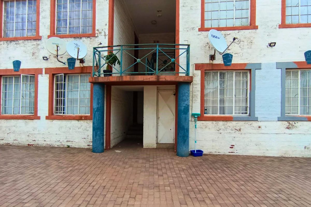 Apartment For Sale in Rosettenville, Johannesburg - Photo 2