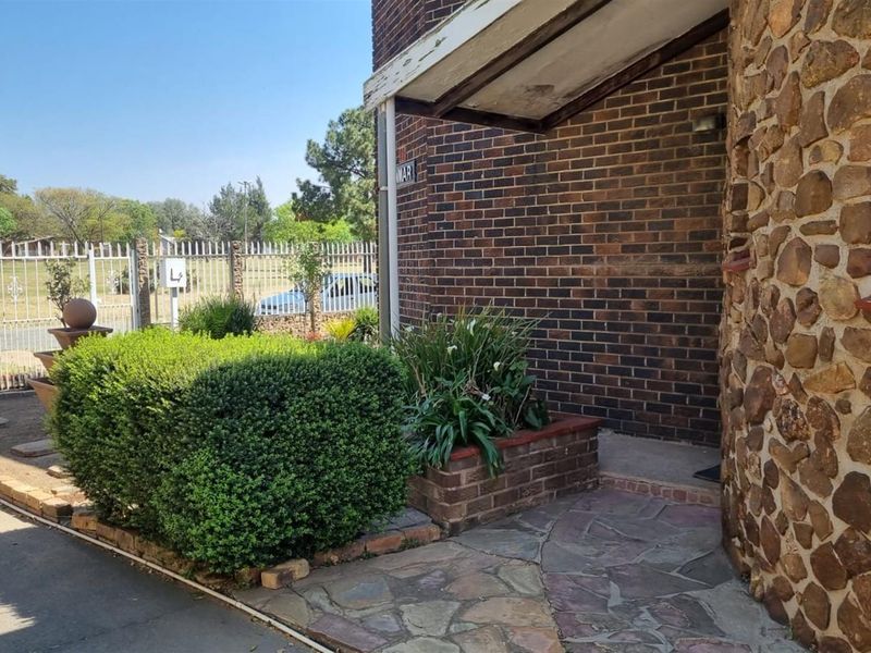 Apartment For Sale in Selcourt, Springs - Photo 2