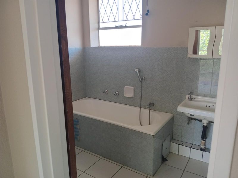Apartment For Sale in Lyndhurst, Johannesburg - Photo 7
