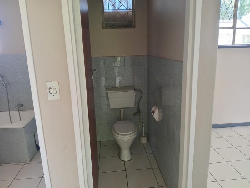 Apartment For Sale in Lyndhurst, Johannesburg - Photo 8