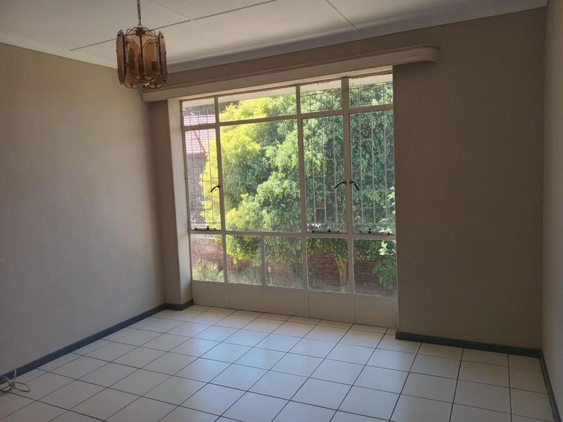Apartment For Sale in Lyndhurst, Johannesburg - Photo 5