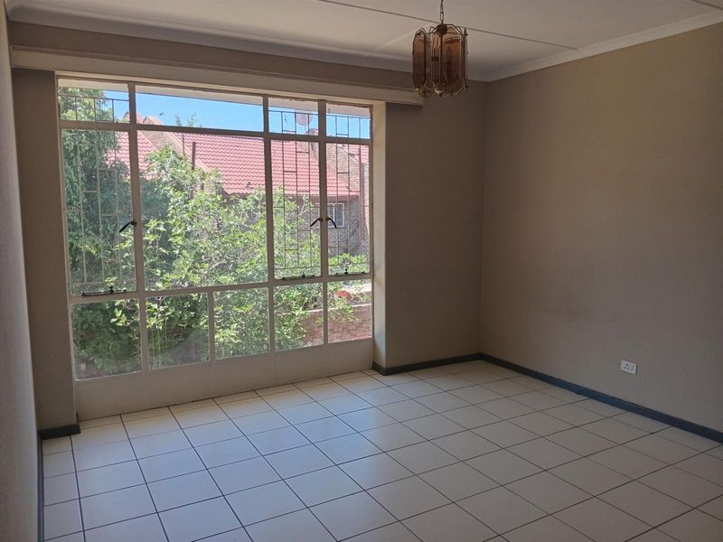 Apartment For Sale in Lyndhurst, Johannesburg - Photo 2
