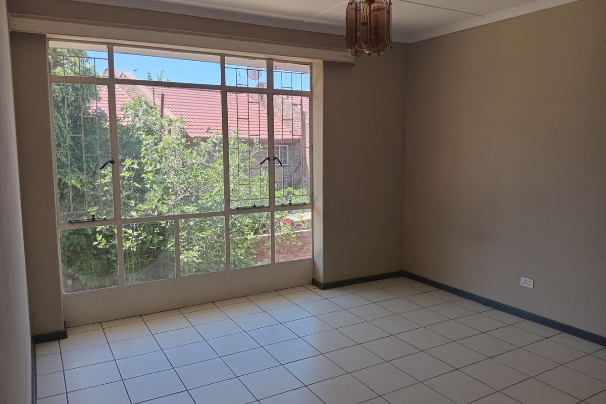 Apartment For Sale in Lyndhurst, Johannesburg - Photo 2