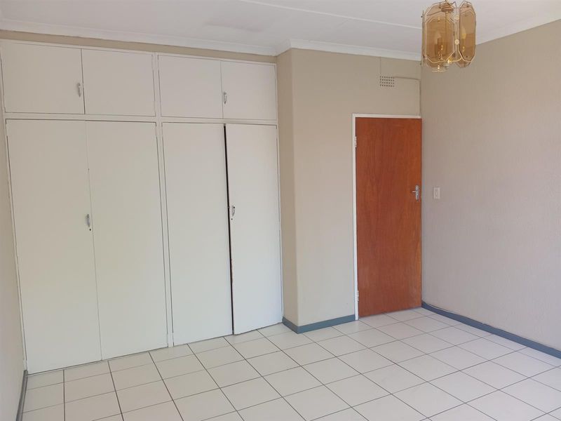 Apartment For Sale in Lyndhurst, Johannesburg - Photo 4