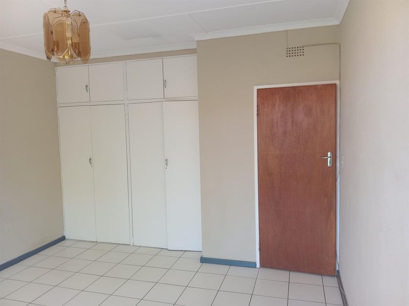Apartment For Sale in Lyndhurst, Johannesburg - Photo 3