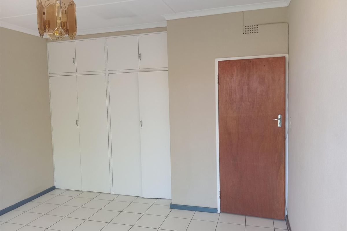 Apartment For Sale in Lyndhurst, Johannesburg - Photo 3