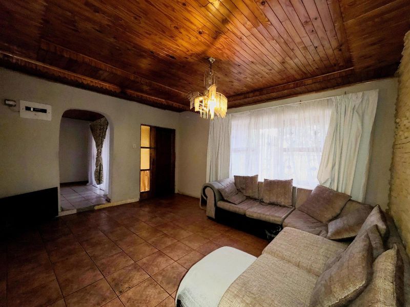 Charming 3-Bedroom Home with Flatlet for Sale in Ficksburg, Free State - Photo 6