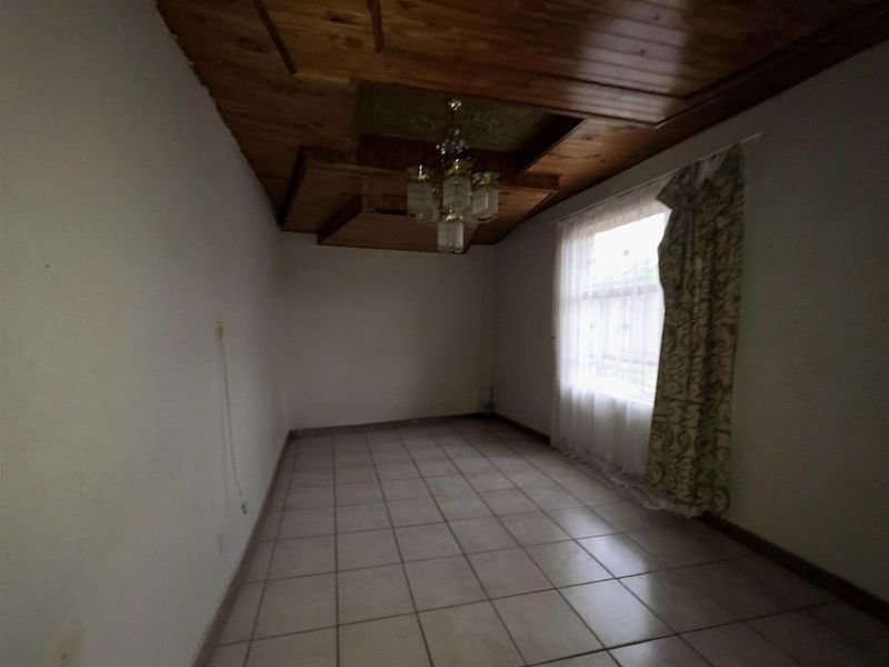 Charming 3-Bedroom Home with Flatlet for Sale in Ficksburg, Free State - Photo 7