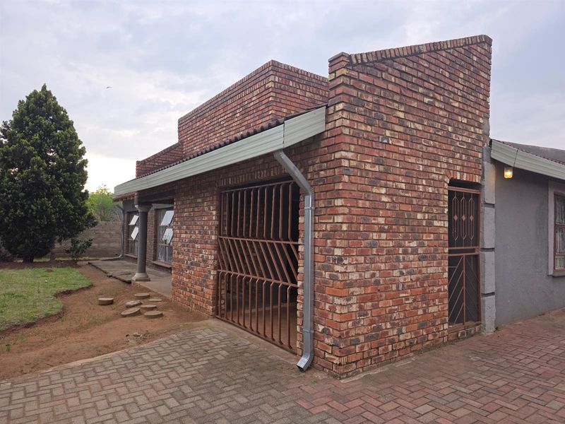Charming 3-Bedroom Home with Flatlet for Sale in Ficksburg, Free State - Photo 2