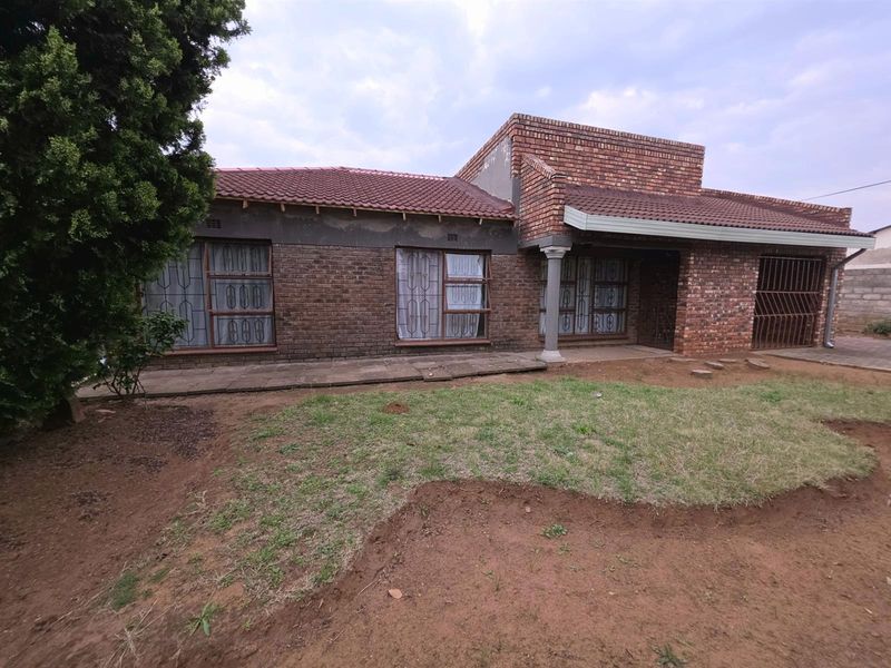 Charming 3-Bedroom Home with Flatlet for Sale in Ficksburg, Free State - Photo 3