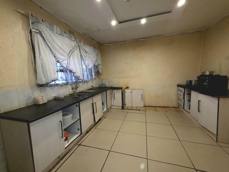 Charming 3-Bedroom Home with Flatlet for Sale in Ficksburg, Free State - Photo 5