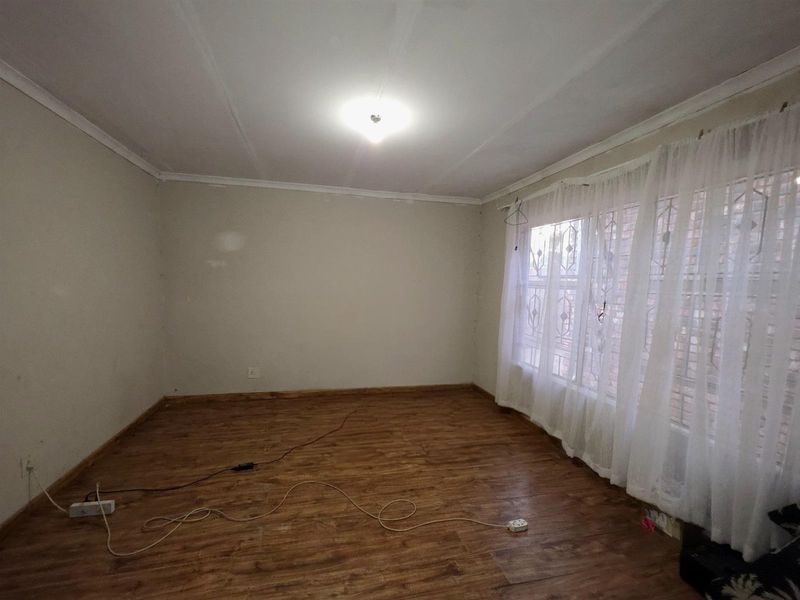 Charming 3-Bedroom Home with Flatlet for Sale in Ficksburg, Free State - Photo 10