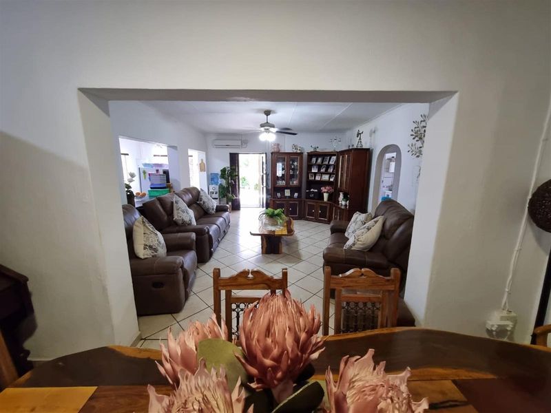 Spacious 6-Bedroom Solar-Powered Oasis with Pool & Expansive Gardens - Photo 9