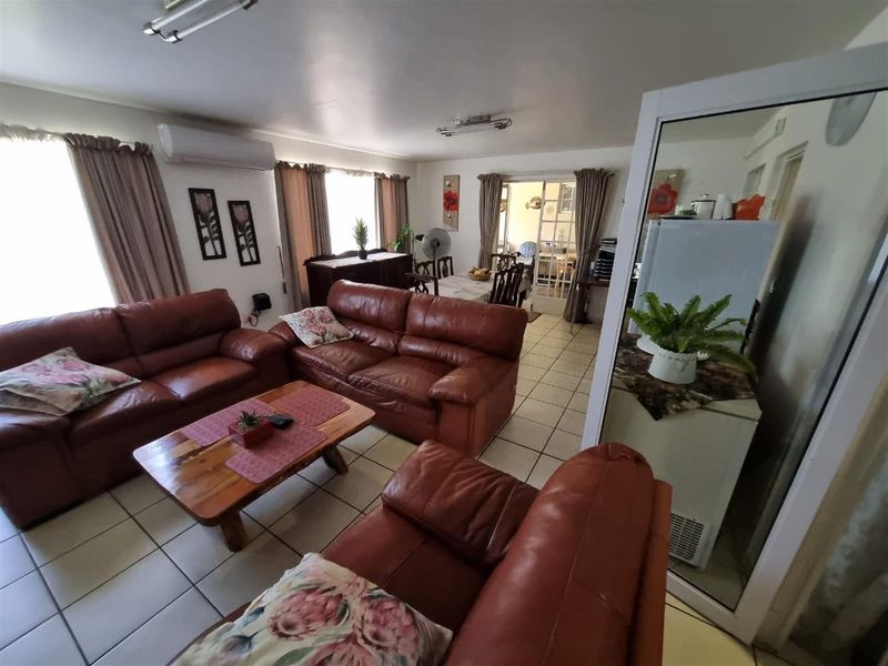 Spacious 6-Bedroom Solar-Powered Oasis with Pool & Expansive Gardens - Photo 10