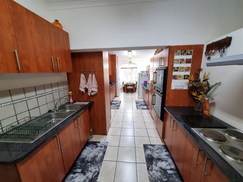 Spacious 6-Bedroom Solar-Powered Oasis with Pool & Expansive Gardens - Photo 6