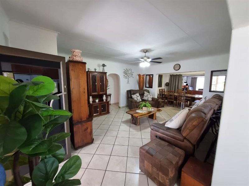 Spacious 6-Bedroom Solar-Powered Oasis with Pool & Expansive Gardens - Photo 3