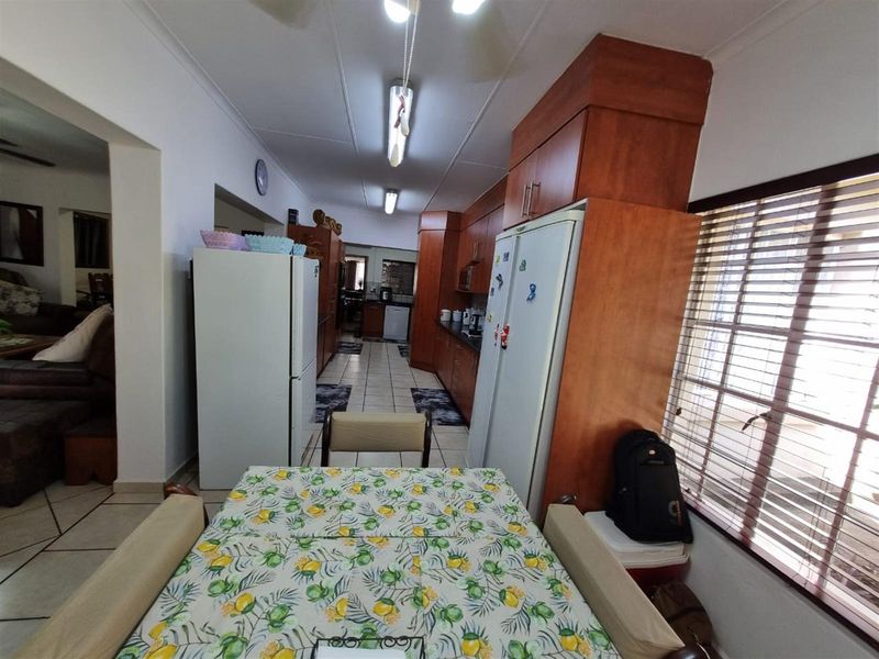 Spacious 6-Bedroom Solar-Powered Oasis with Pool & Expansive Gardens - Photo 4