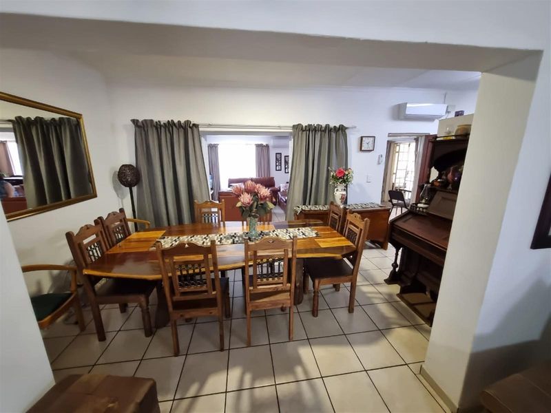 Spacious 6-Bedroom Solar-Powered Oasis with Pool & Expansive Gardens - Photo 8