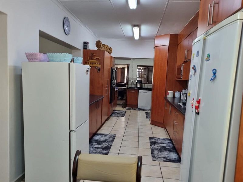 Spacious 6-Bedroom Solar-Powered Oasis with Pool & Expansive Gardens - Photo 5