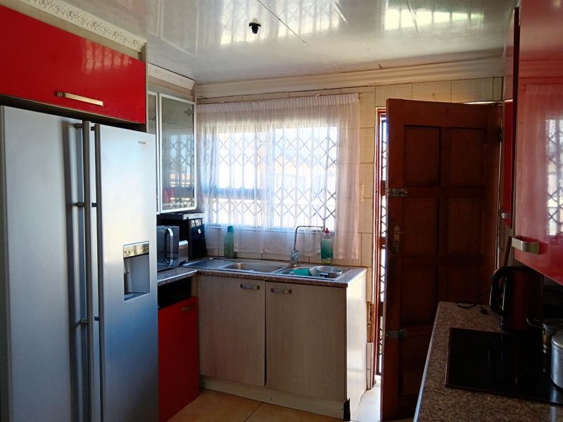 4 Bedroom House For Sale in Meadowlands Zone 12 , Soweto - Photo 4