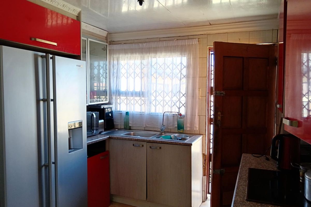 4 Bedroom House For Sale in Meadowlands Zone 12 , Soweto - Photo 4