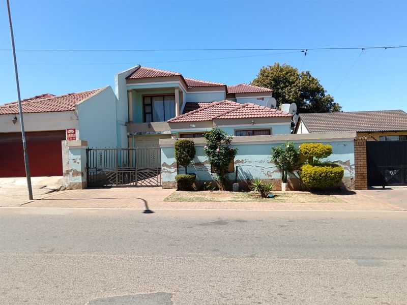 4 Bedroom House For Sale in Meadowlands Zone 12 , Soweto - Photo 2