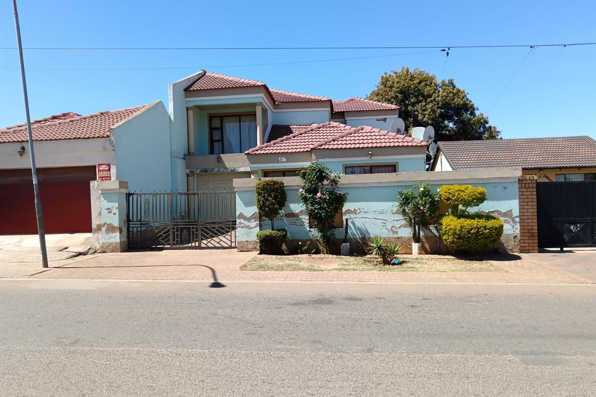 4 Bedroom House For Sale in Meadowlands Zone 12 , Soweto - Photo 2