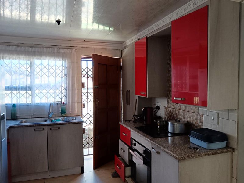 4 Bedroom House For Sale in Meadowlands Zone 12 , Soweto - Photo 3