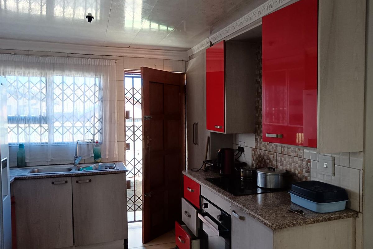 4 Bedroom House For Sale in Meadowlands Zone 12 , Soweto - Photo 3