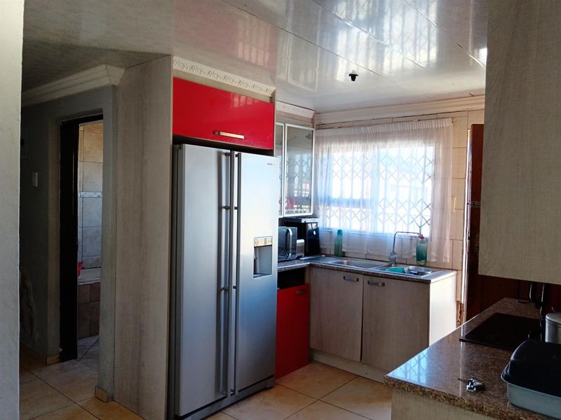 4 Bedroom House For Sale in Meadowlands Zone 12 , Soweto - Photo 7