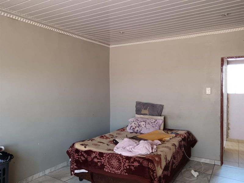 4 Bedroom House For Sale in Meadowlands Zone 12 , Soweto - Photo 9