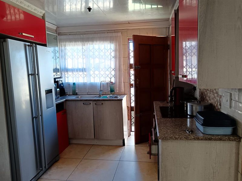 4 Bedroom House For Sale in Meadowlands Zone 12 , Soweto - Photo 8