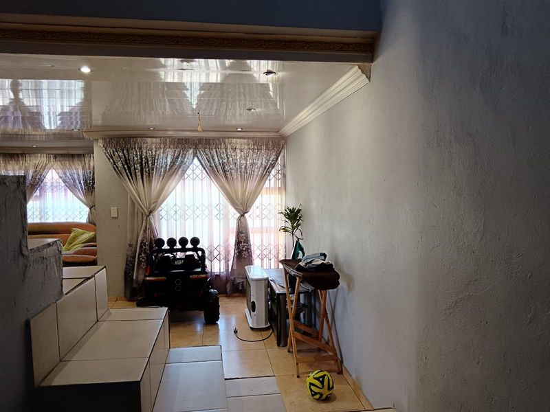 4 Bedroom House For Sale in Meadowlands Zone 12 , Soweto - Photo 6