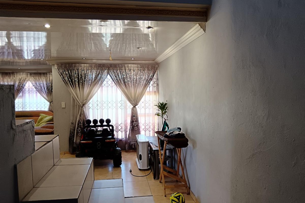 4 Bedroom House For Sale in Meadowlands Zone 12 , Soweto - Photo 5